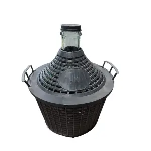 Damigeana 10 L din sticla in cos din plastic negru, cu dop