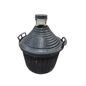Damigeana 5 L din sticla in cos din plastic negru, cu dop