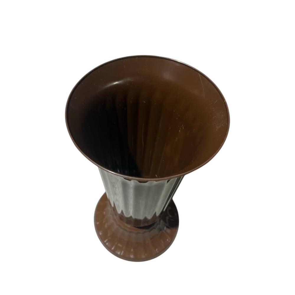 Vaza plastic funerara 30 cm maro deschis Vaza plastic funerara 30 cm maro deschis